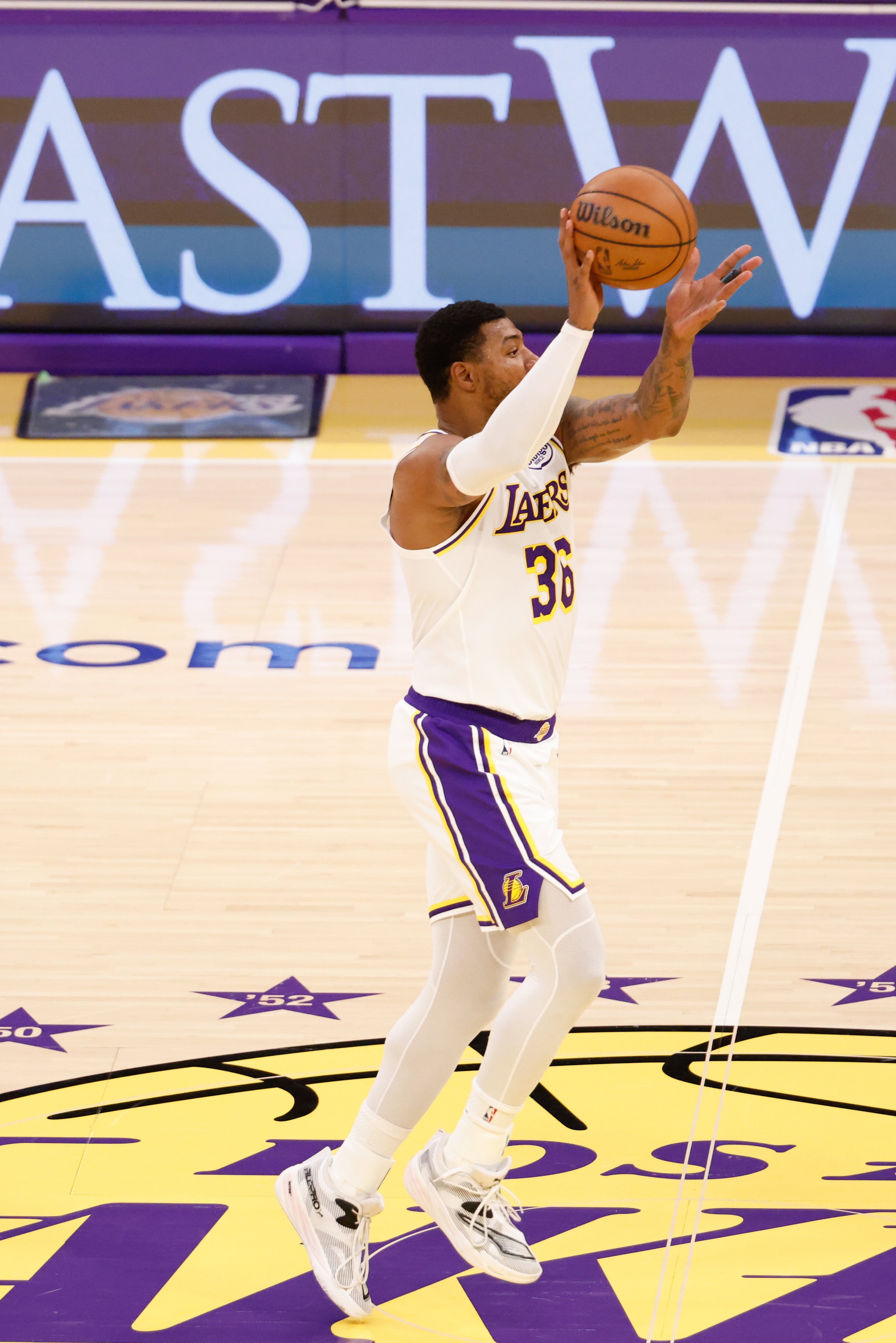 湖人残阵力克火箭 詹姆斯13助攻撑起体系 火箭21进攻篮板难掩进攻滞涩