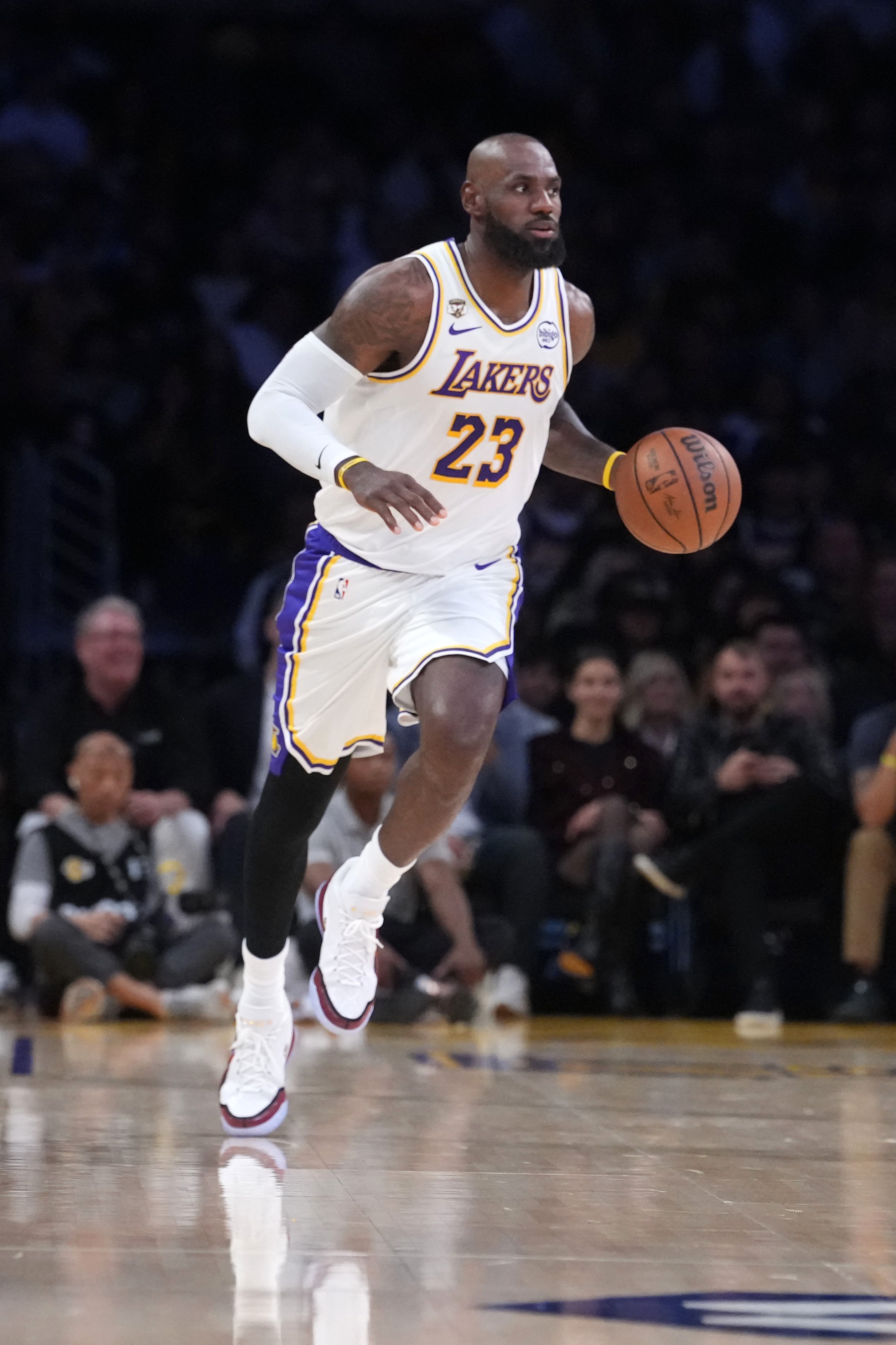 火箭G1防守失序 詹姆斯38分钟13助攻轻松掌控