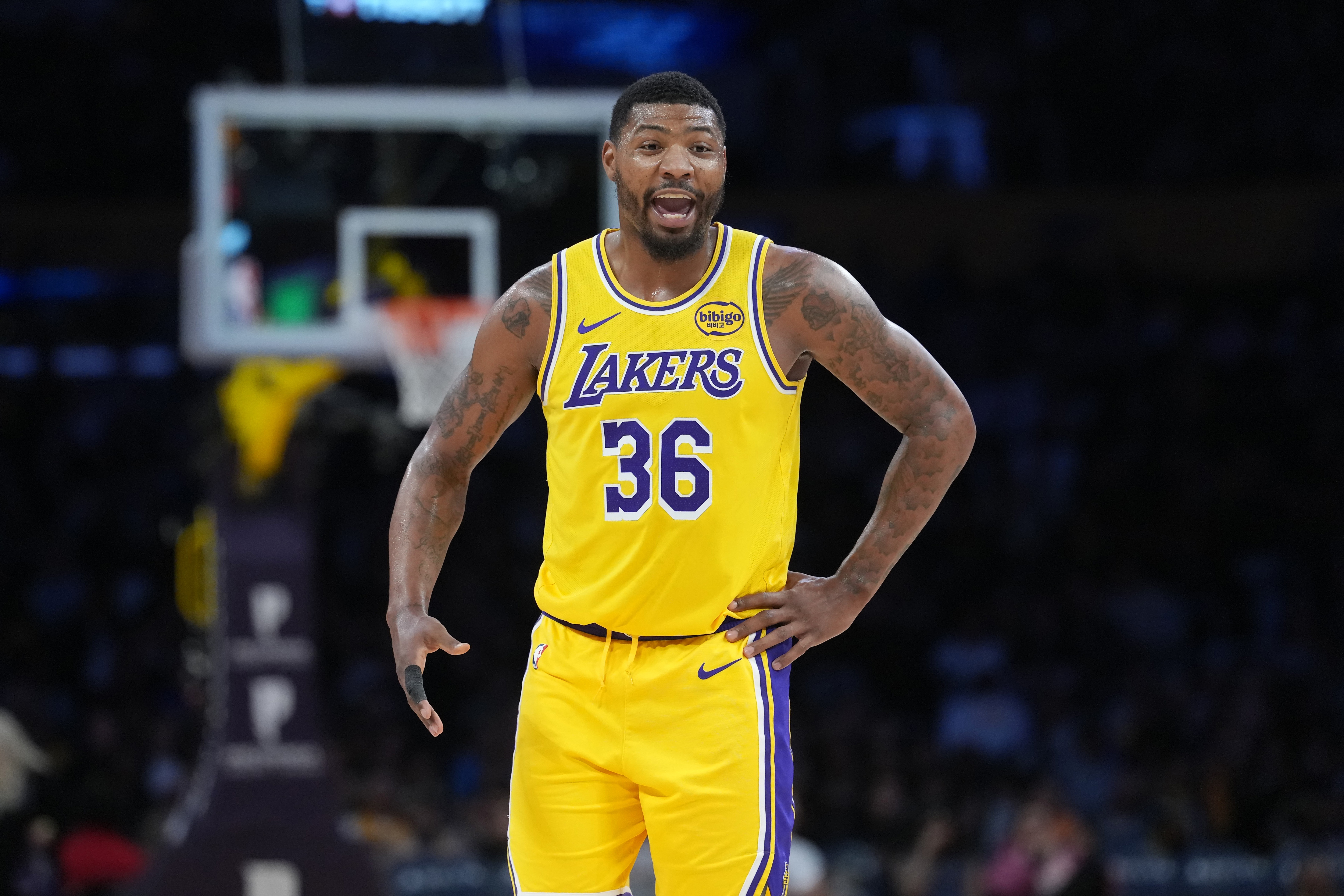 底线发球险失误，斯玛特造犯规救场；Skip：他又救了詹姆斯一次