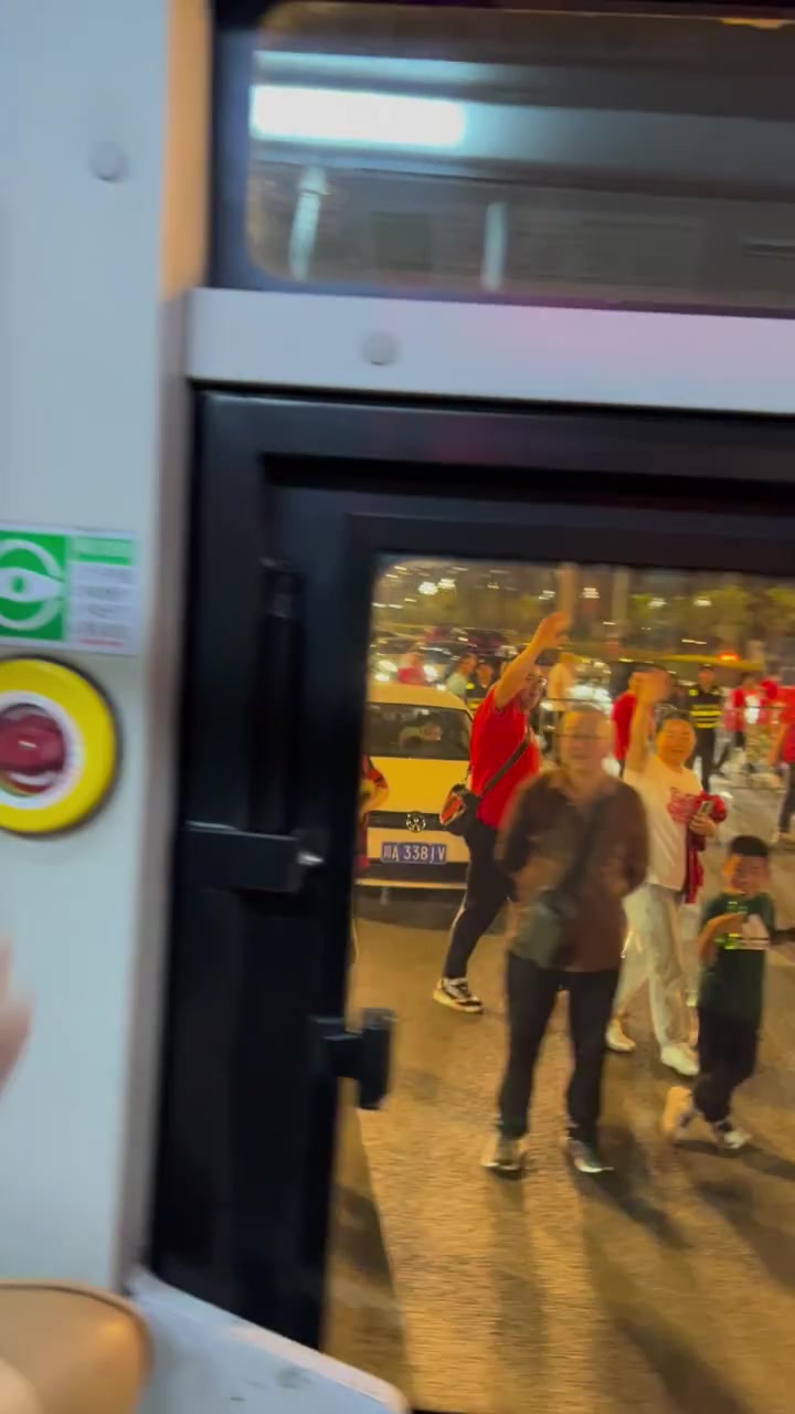 蓉城4-0横扫浙江 赛后球迷列队送客