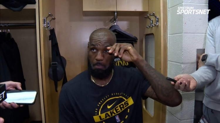 詹姆斯9中2+8失误 湖人客负火箭仍握赛点