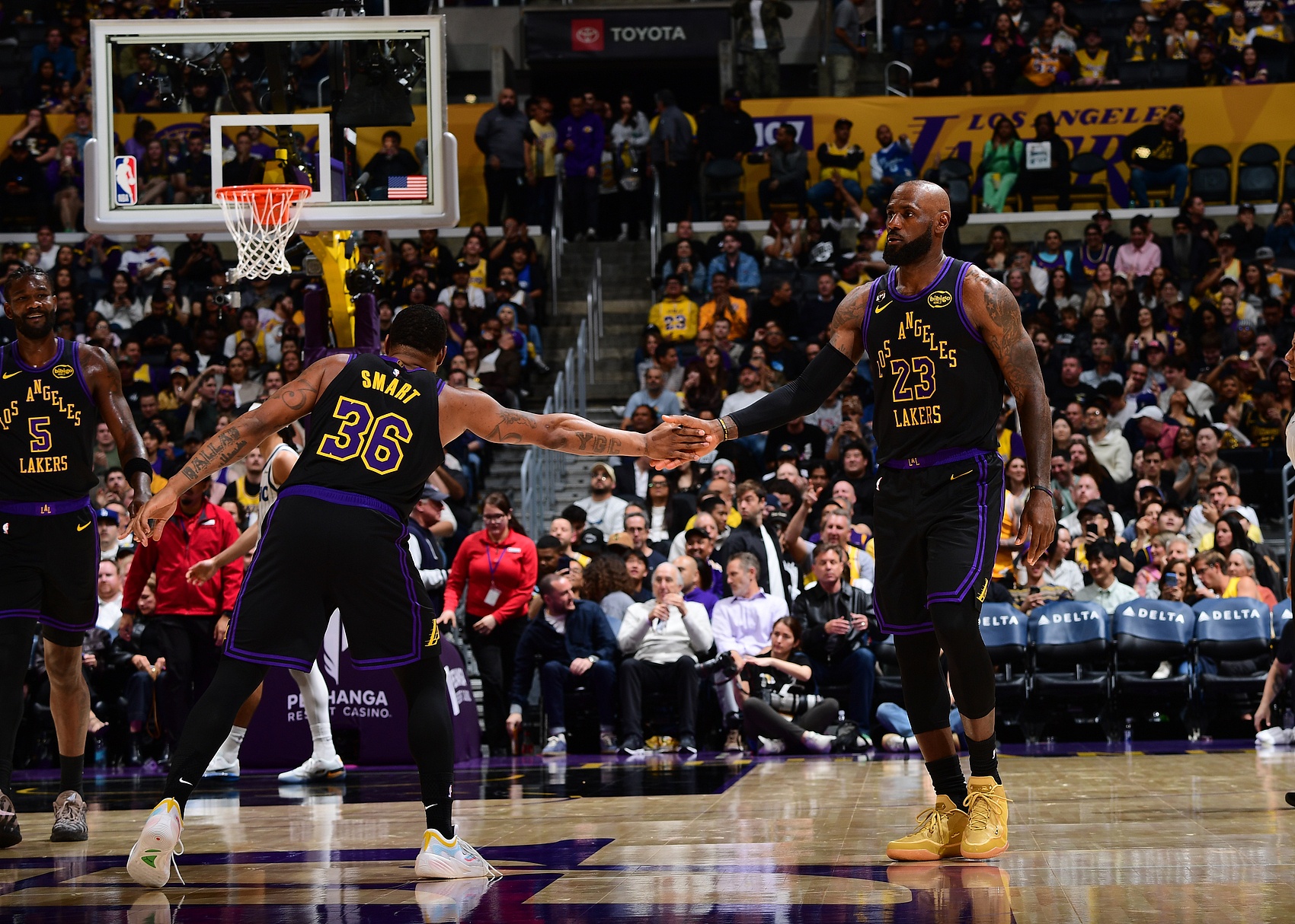 41岁詹姆斯G3打49分钟28分 最后28秒6分逆转火箭 余华：烈士暮年壮心不已