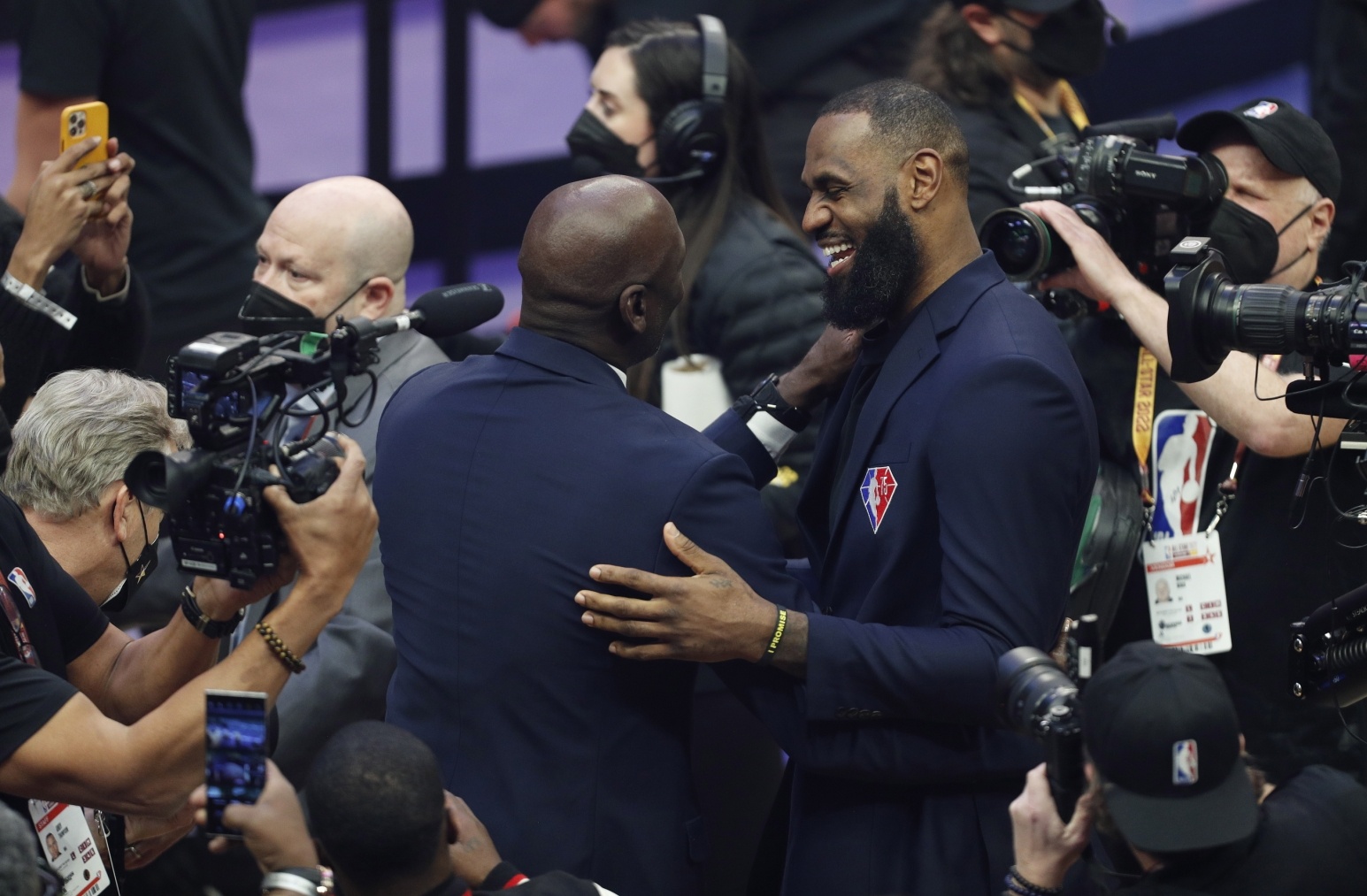 詹姆斯：球风不同他得分我传球，有些地方我比他强