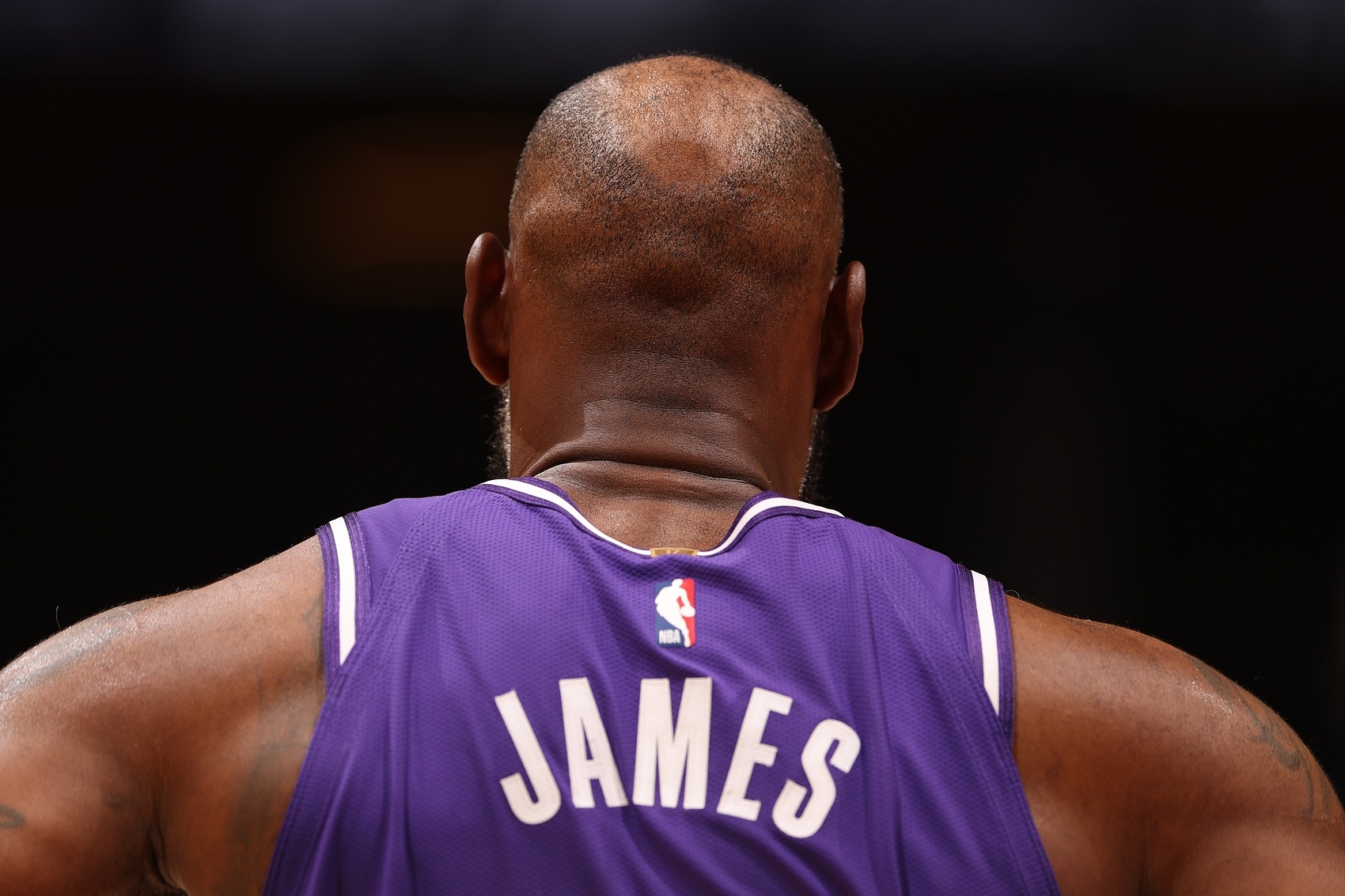 尼克·杨直播怒喷詹姆斯：秃头傻X 顶着里弗斯同款发型