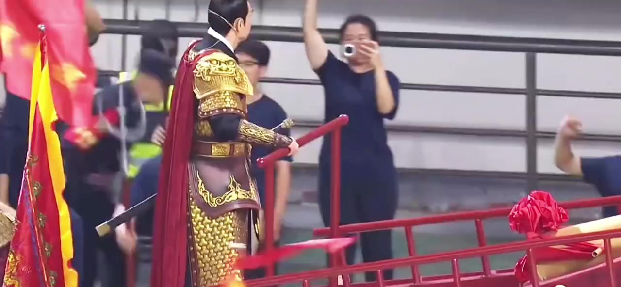 赵文卓扮郑成功登船拔剑喊话：杀！杀！杀！