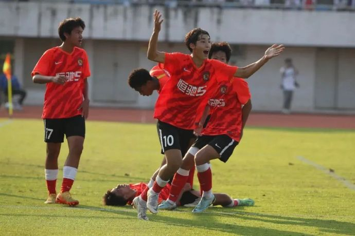 17岁布尼亚明跳五级入选U22：父亲电话叮嘱把握机会，目标欧洲留洋