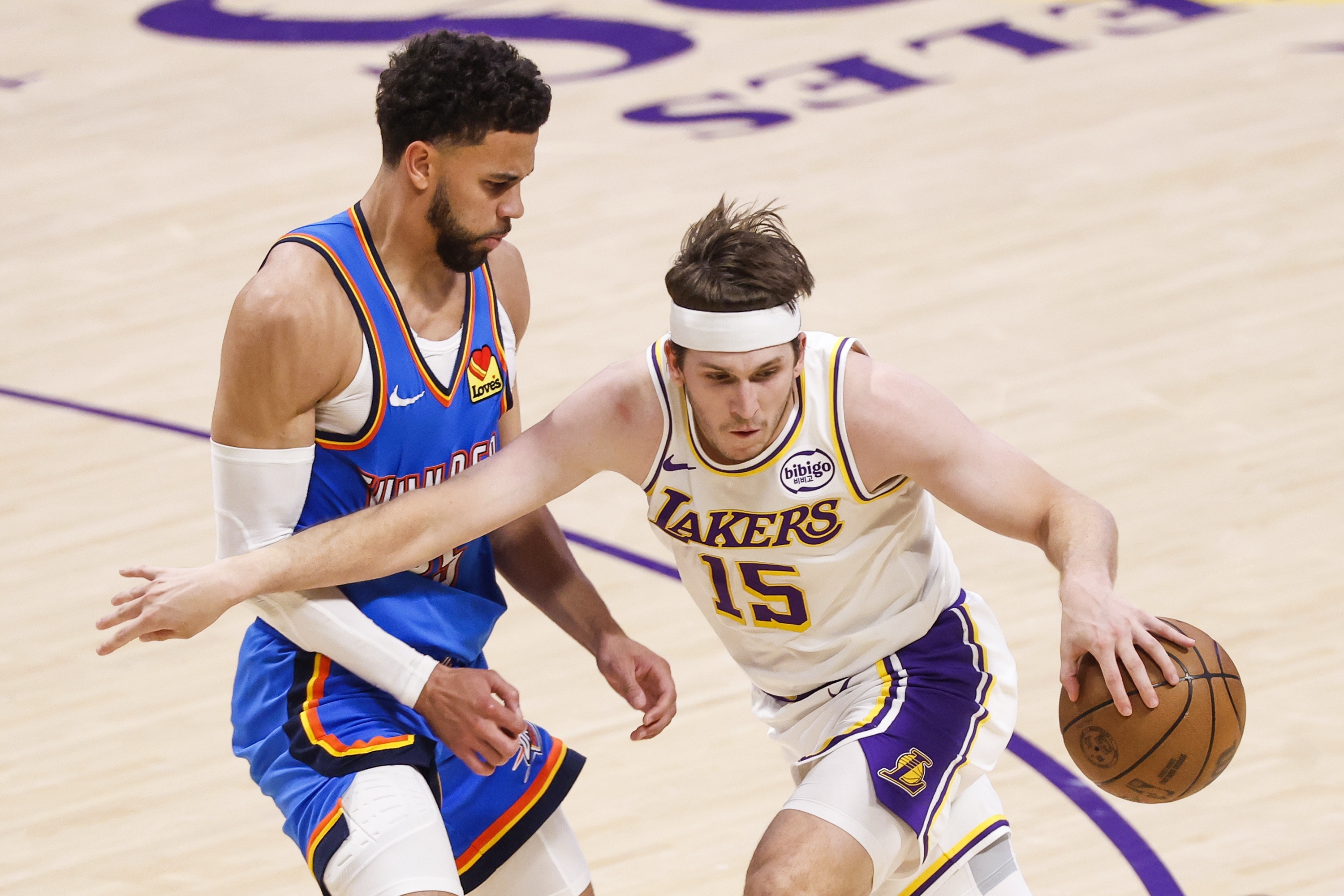 米切尔攻守一体锁死里夫斯 雷霆3-0碾压湖人