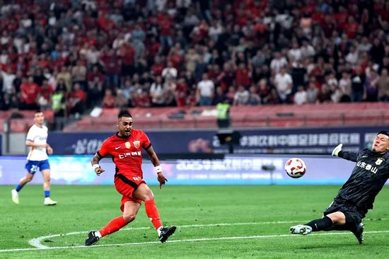 武磊点射破荒，海港补时阶段1-1逼平泰山