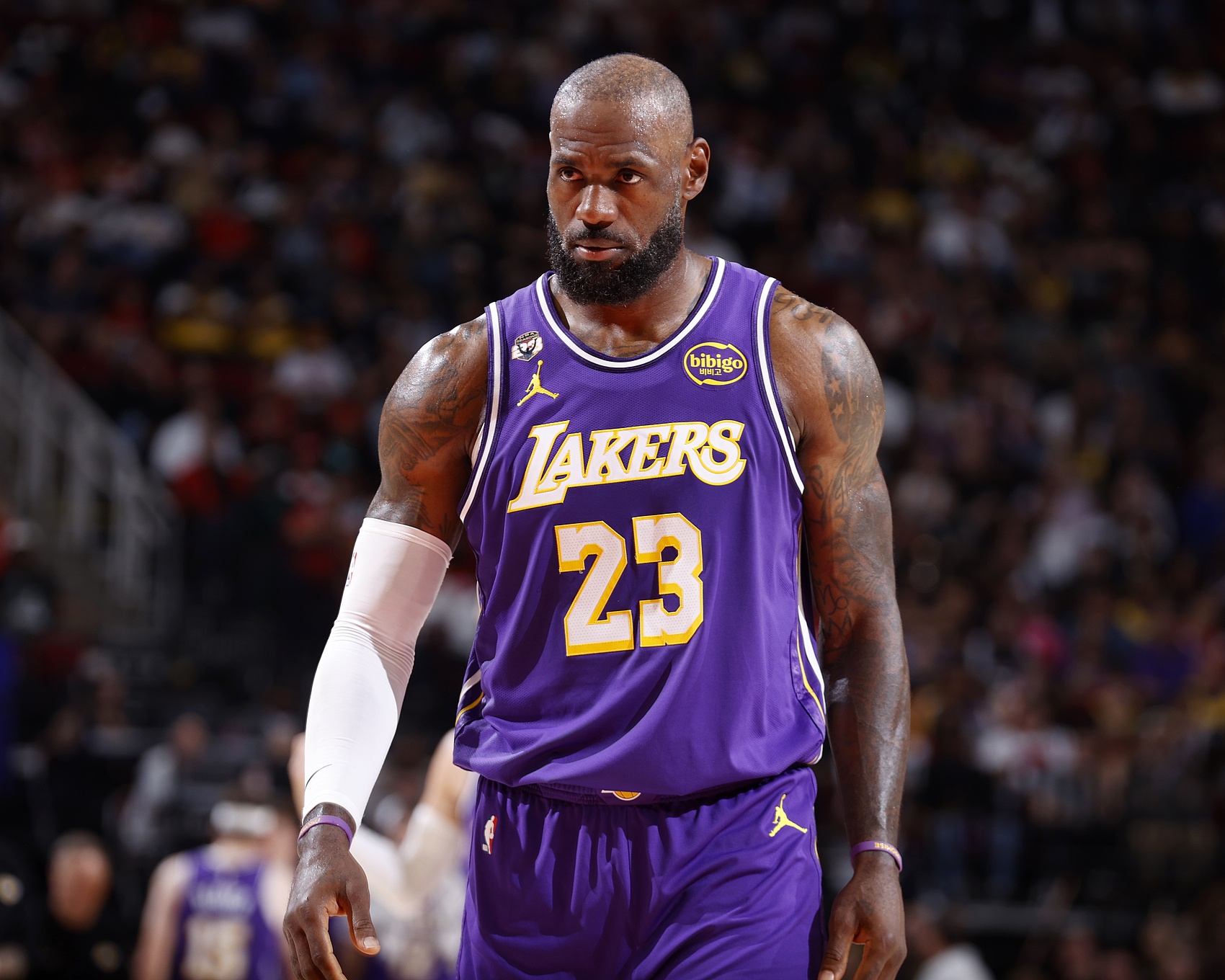 詹姆斯创历史胜场纪录后因比赛用球分配愤然离场