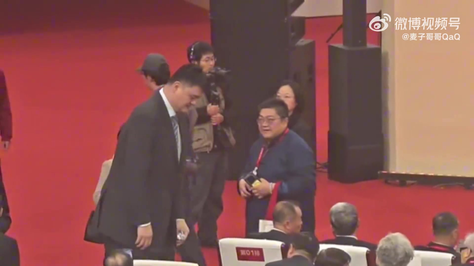 姚明现身上海交大130周年校庆 校友身份回归校园