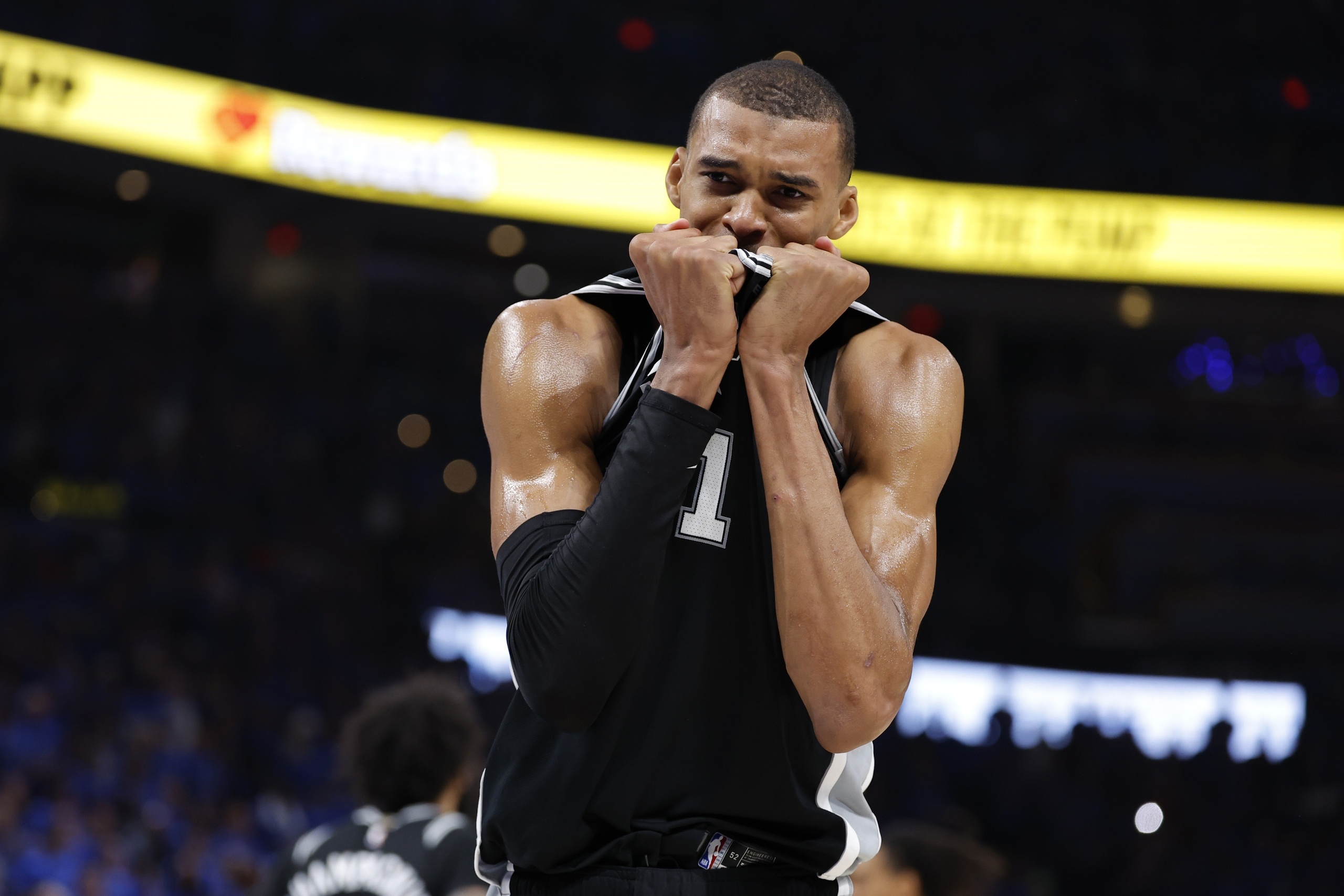 西决G7文班27+10率马刺淘汰雷霆 遭雷霆记者公开指责假摔 西决G7文班27+10率马刺淘汰雷霆 遭雷霆记者公开指责假摔