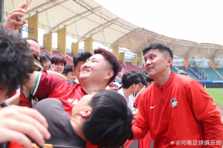 河南队间歇期备战公开:数百球迷冒暑观训,球员赛后集体签名 河南队间歇期备战公开:数百球迷冒暑观训,球员赛后集体签名