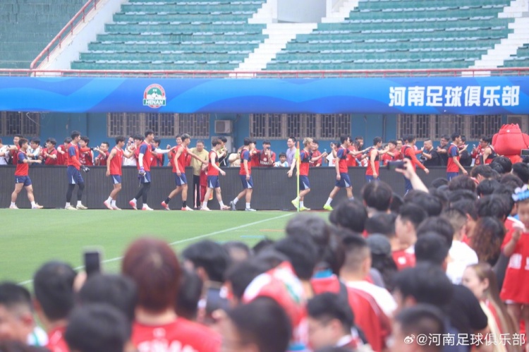 河南队间歇期备战公开:数百球迷冒暑观训,球员赛后集体签名 河南队间歇期备战公开:数百球迷冒暑观训,球员赛后集体签名
